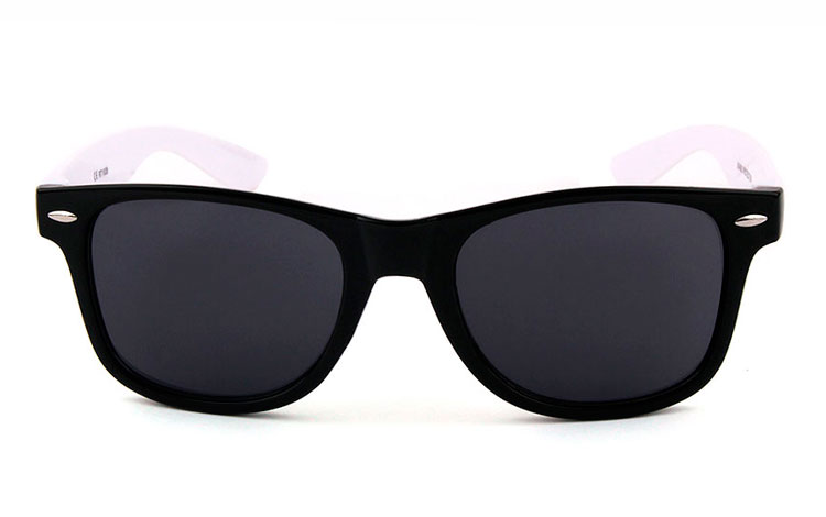 Wayfarer solbrille i sort og hvid. Unisex model - accessories.dk - billede 2