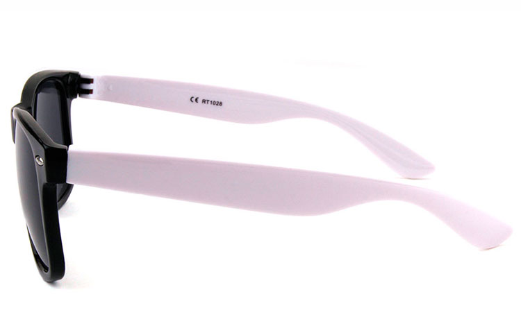Wayfarer solbrille i sort og hvid. Unisex model - accessories.dk - billede 3