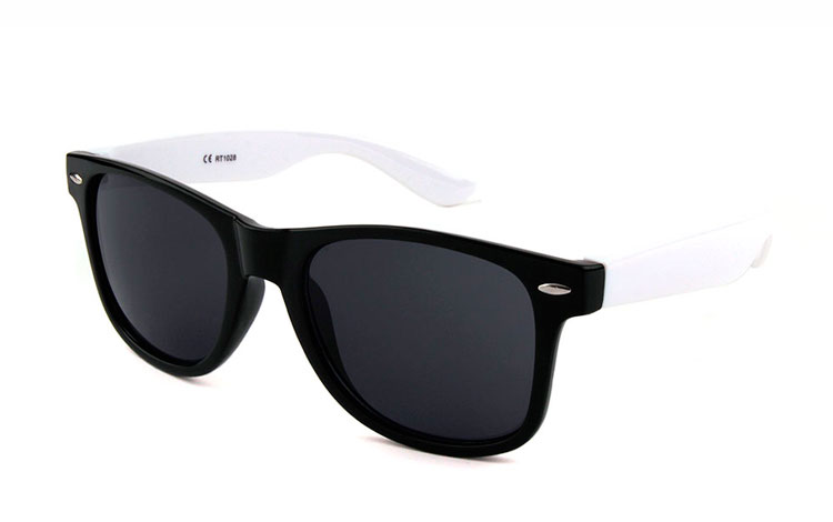 Wayfarer solbrille i sort og hvid. Unisex model