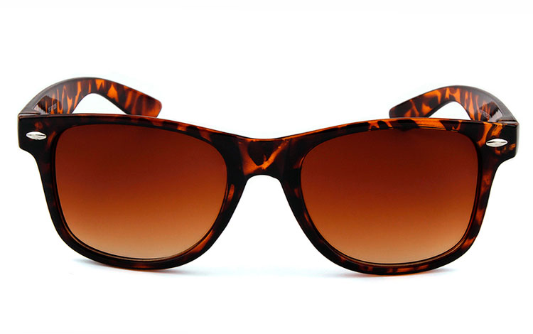 Wayfarer solbrille i brun - accessories.dk - billede 2