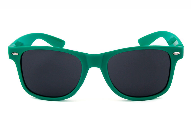 Solbrille i grønt stel. Wayfarer design - accessories.dk - billede 2