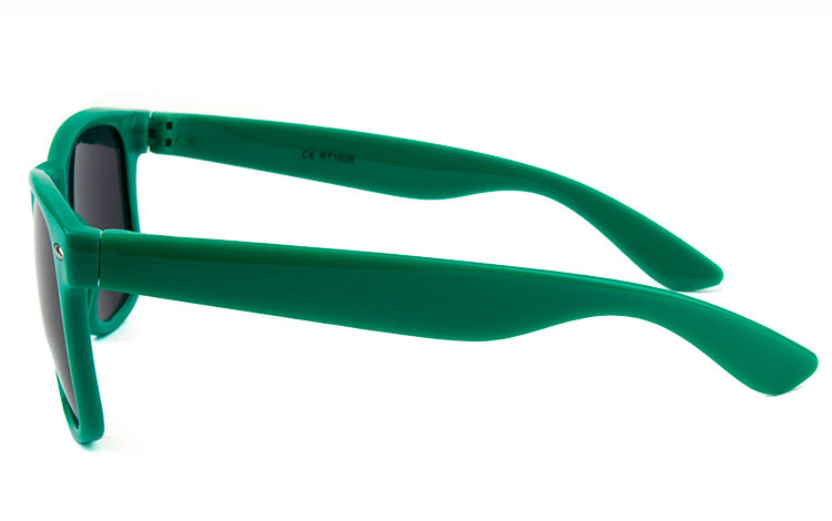 Solbrille i grønt stel. Wayfarer design - accessories.dk - billede 3