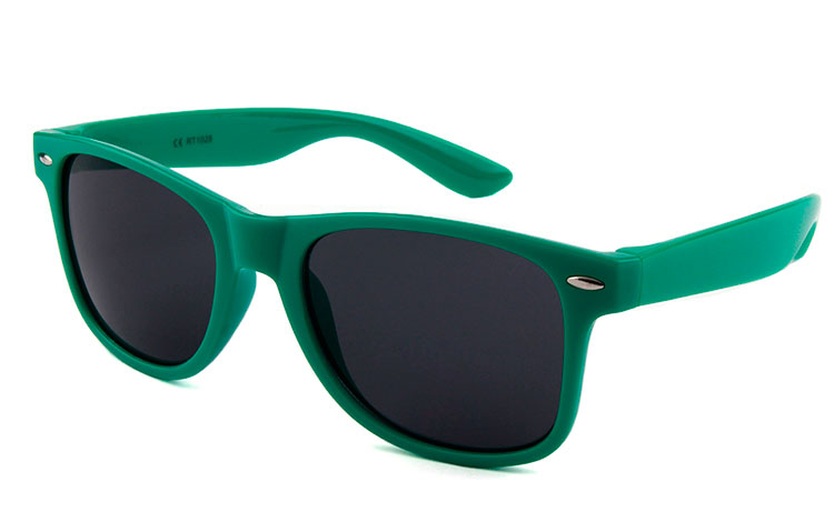 Solbrille i grønt stel. Wayfarer design