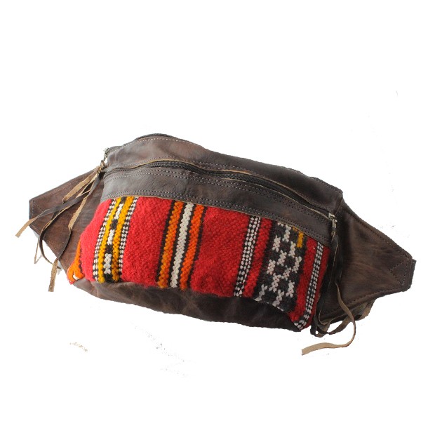 2. SORTERING NEDSAT mørkebrun Stor afrikansk bæltetaske i læder med vintage kelim