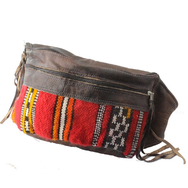 2. SORTERING NEDSAT mørkebrun Stor afrikansk bæltetaske i læder med vintage kelim - accessories.dk - billede 2