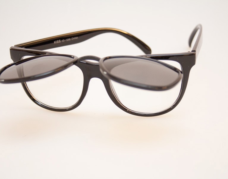 Sort brille / solbrille med klap-op funktion i wayfarer look. - accessories.dk - billede 2
