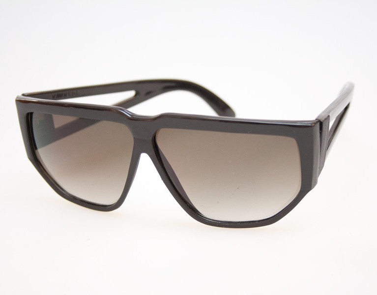 Sort solbrille i kantet design
