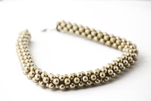 Stor halskæde i guldfarvet perledesign - accessories.dk - billede 2