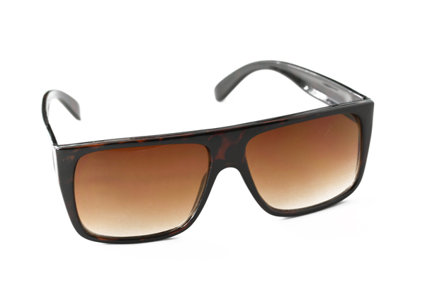 Stilet brun solbrille i kantet enkelt design.