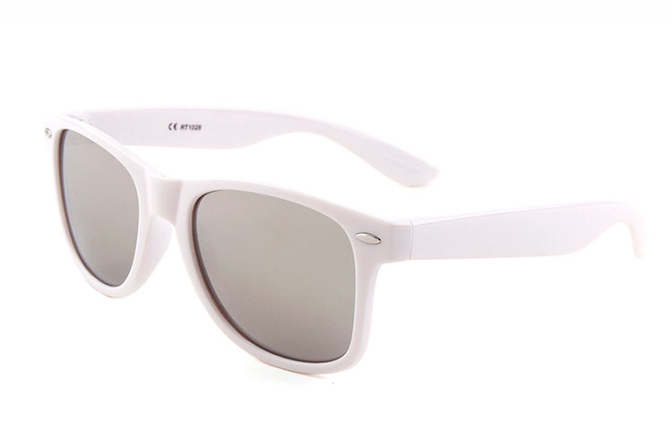 Hvid wayfarer solbrille med sølvfarvet spejlglas