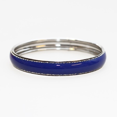 Sølvfarvet armbånd med flot blå farve. Dia: 7,1cm.