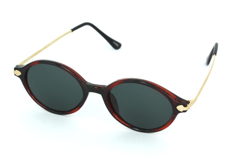 Moderigtig solbrille i ovalt design, rødbrun.