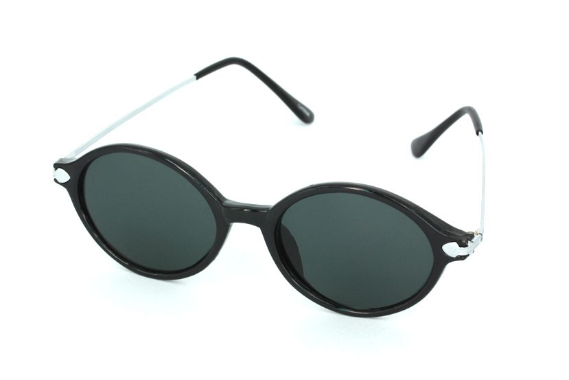 Moderigtig solbrille i sort ovalt design.