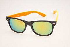 Sort wayfarer agtig solbrille med orange stænger
