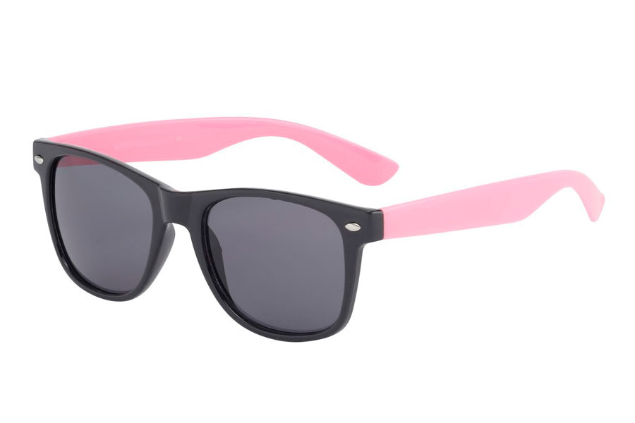 Sort wayfarer agtig solbrille i blank med pink stænger.