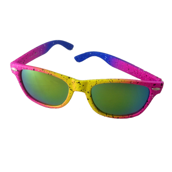 Multifarvet neon solbrille i spraymalings look.