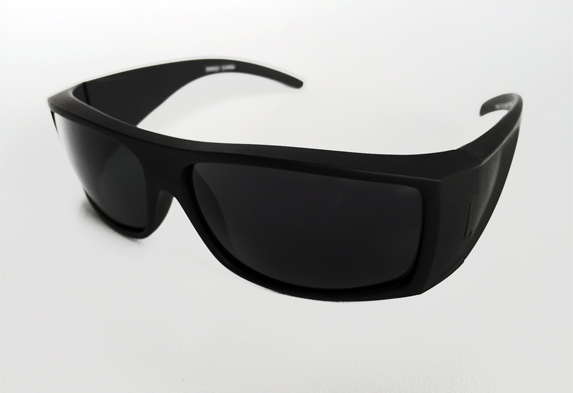 Mat sort maskulin solbrille til mænd - accessories.dk - billede 2