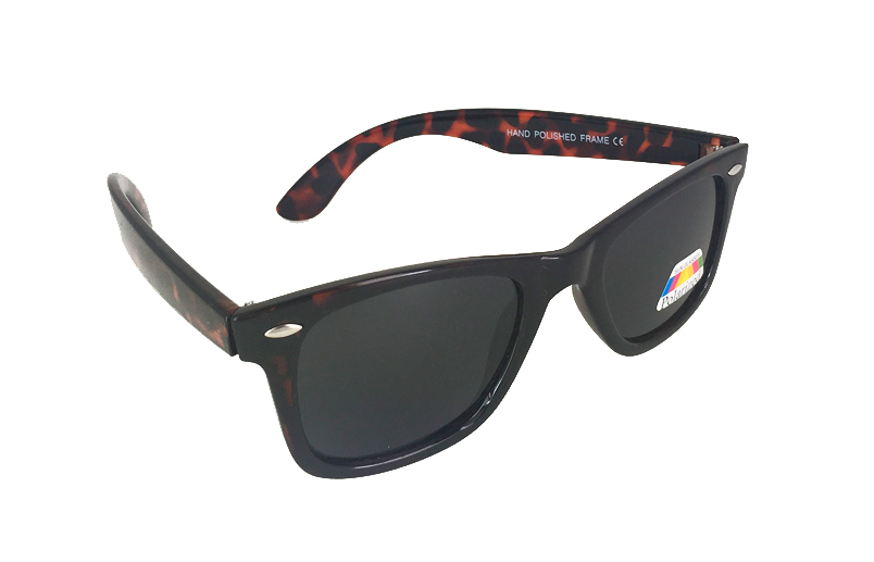 Mørk rød/brun Polaroid wayfarer solbrille - accessories.dk - billede 2