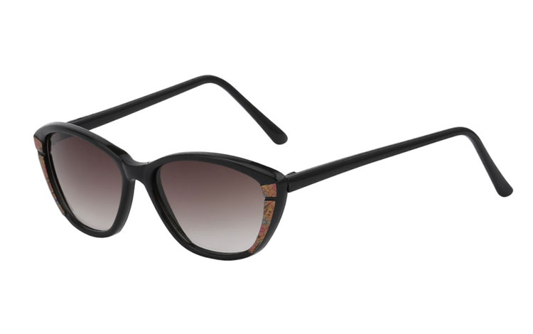 Smuk solbrille i cateye design.