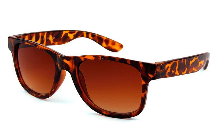 BØRNE solbrille i brunt wayfarer design