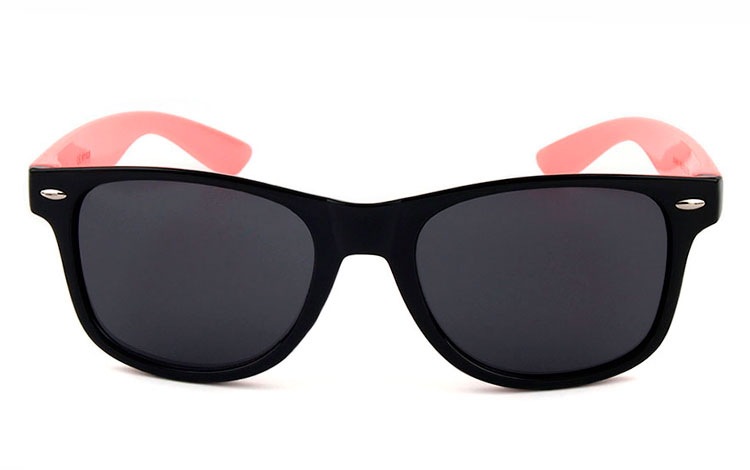Wayfarer solbrille med sort front og babylyserøde stænger - accessories.dk - billede 2