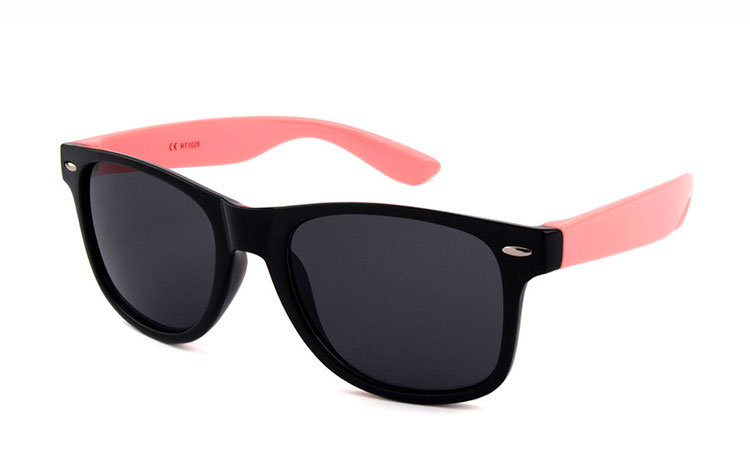 Wayfarer solbrille med sort front og babylyserøde stænger