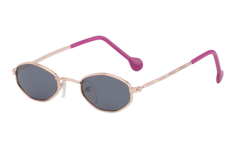 BÃ¸rne solbrille i moderigtigt design.
