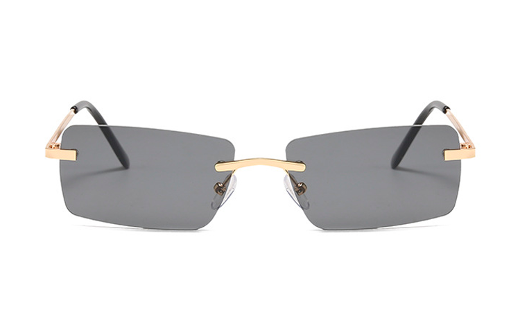 Fræk solbrille i aflangt firkantet design med mørke glas - accessories.dk - billede 2