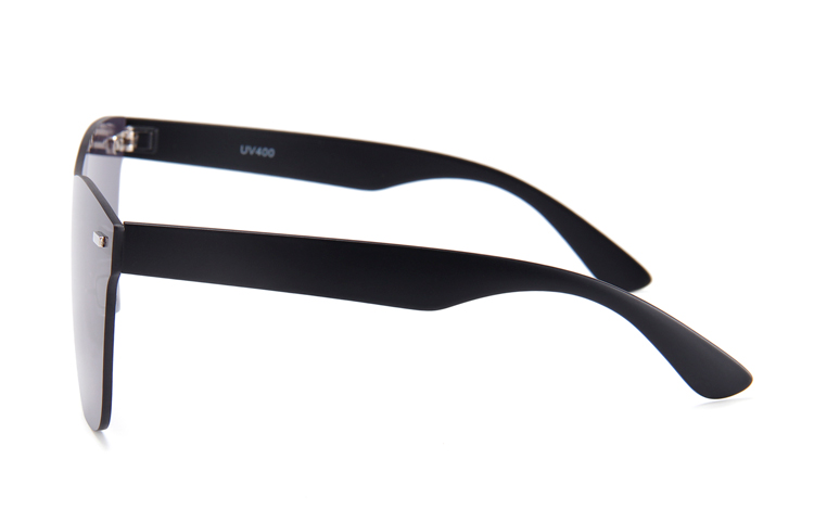 Flad one piece solbrille med mÃ¸rke sorte glas - accessories.dk - billede 3