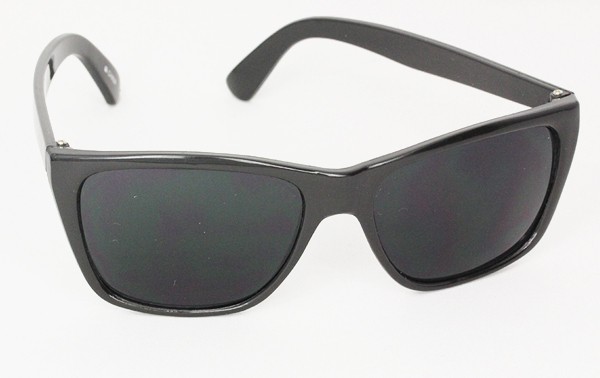 Sort solbrille i enkelt design