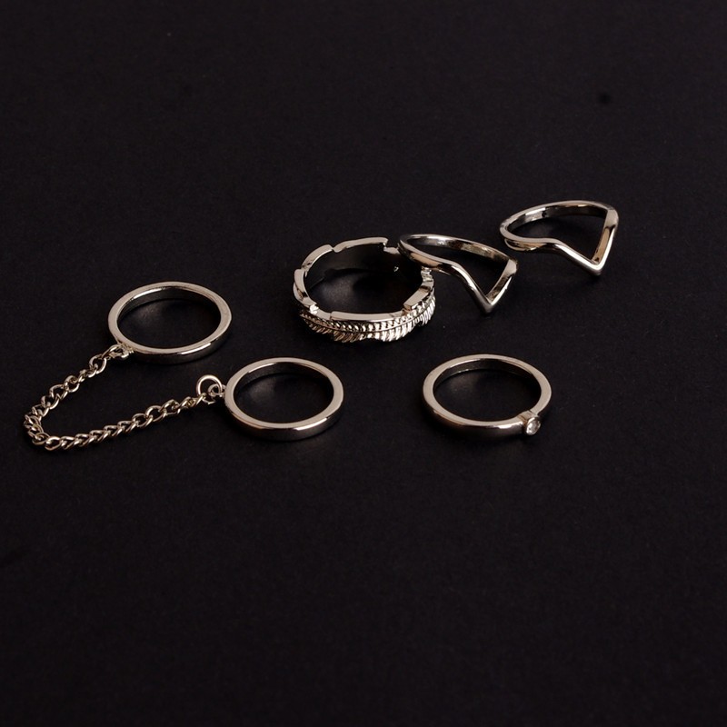 Smukke ringe i råt sølvfarvet design. ( 6 stk.)