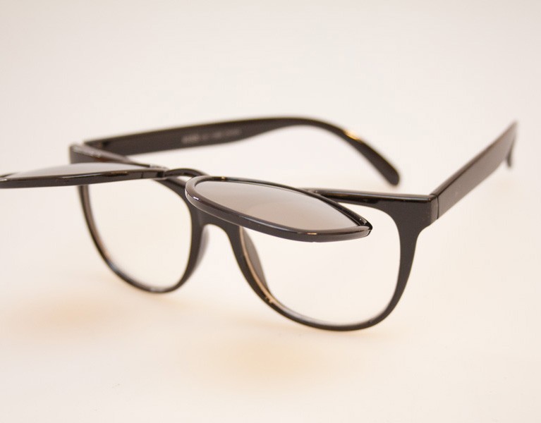 Sort brille / solbrille med klap-op funktion i wayfarer look med spejl glas - accessories.dk - billede 2