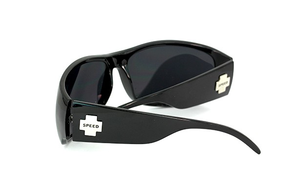 Sej sort solbrille i enkelt design med sølv kryds med tekst: 