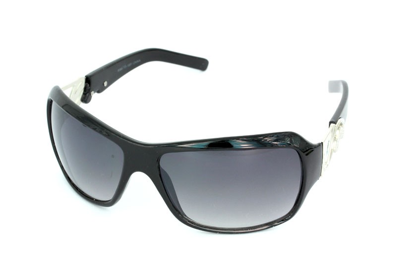 Sort solbrille i flot og enkelt oversize design med elegant sølv detalje på stangen.
