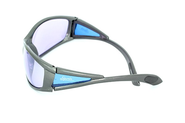 Herre solbrille i grå i sporty look. - accessories.dk - billede 2