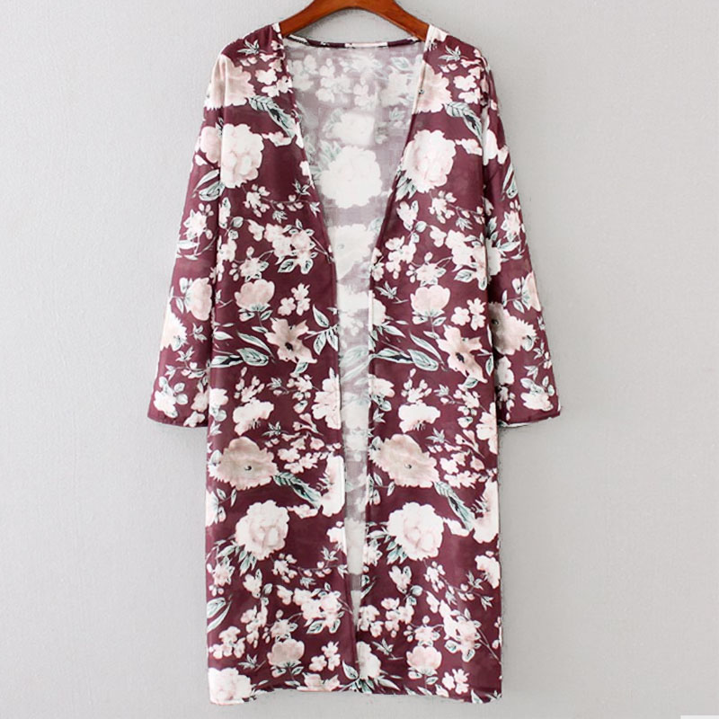 Flot og romantisk kimono i bordeaux rÃ¸d med feminint blomster design