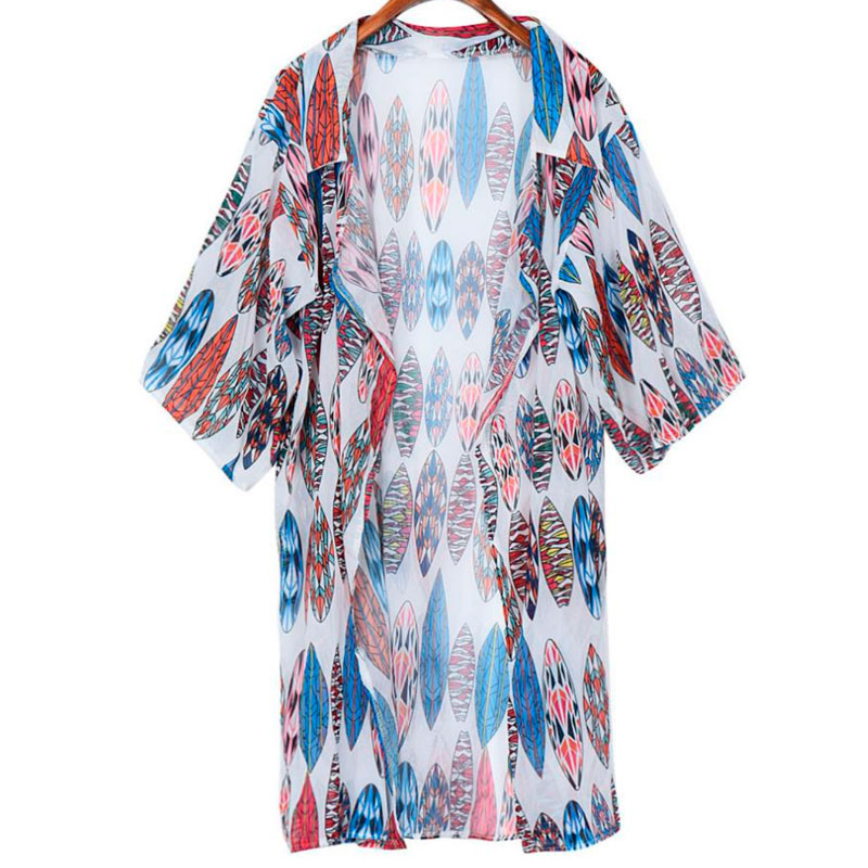 Kimono i let og luftigt design med fjer design.