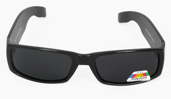 Sort polaroid solbrille i enkelt råt look