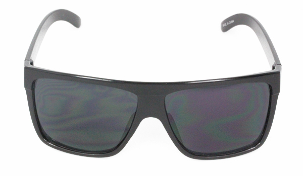Sort maskulin solbrille i robust design.