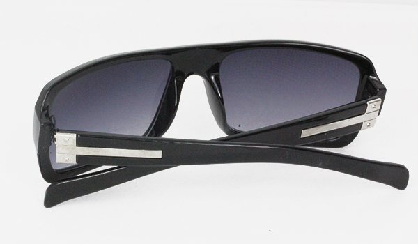 Sort solbrille til mænd med metal detalje - accessories.dk - billede 2