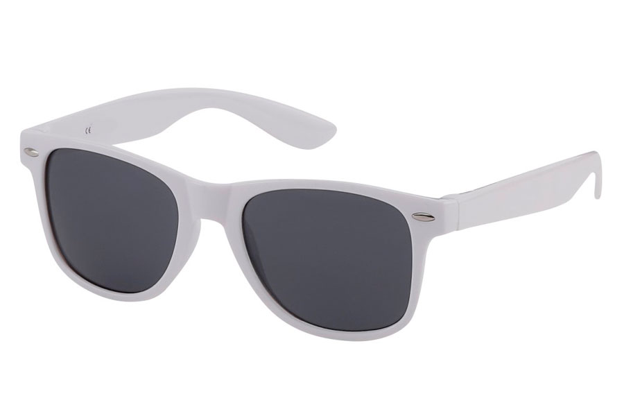 Hvid wayfarer solbrille med alm. mørke solbrilleglas.