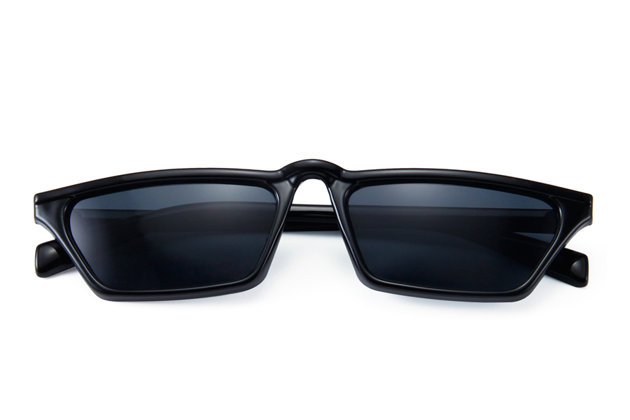 Smal og spids cateye solbrille i sort stilet design med sorte glas - accessories.dk - billede 3