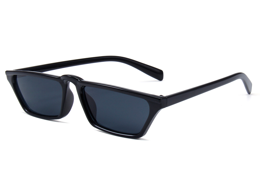 Smal og spids cateye solbrille i sort stilet design med sorte glas