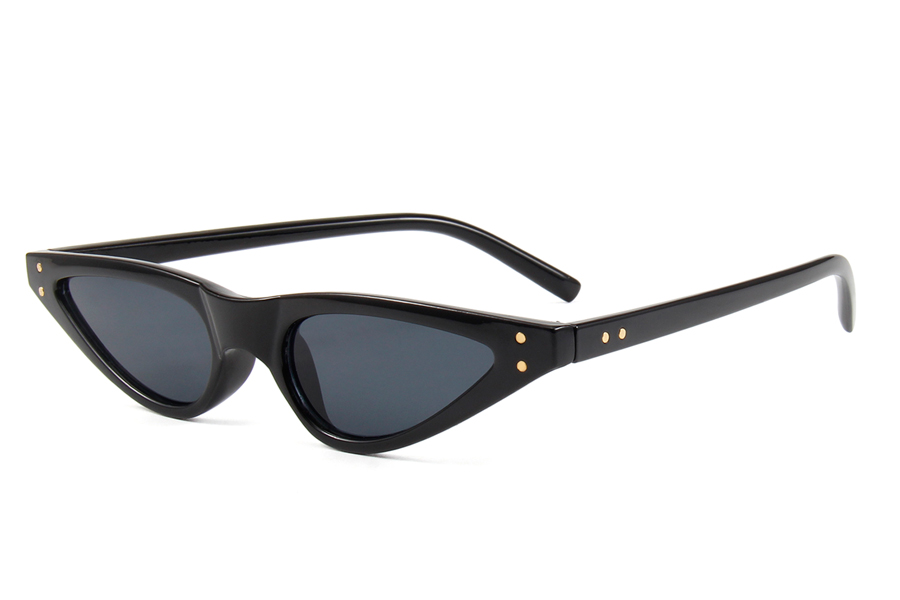 Spids og markant cat-eye solbrille i feminint design