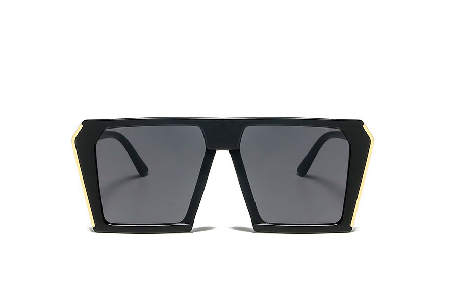 Stor sort solbrille i kantet design med fede guld detaljer - accessories.dk - billede 2