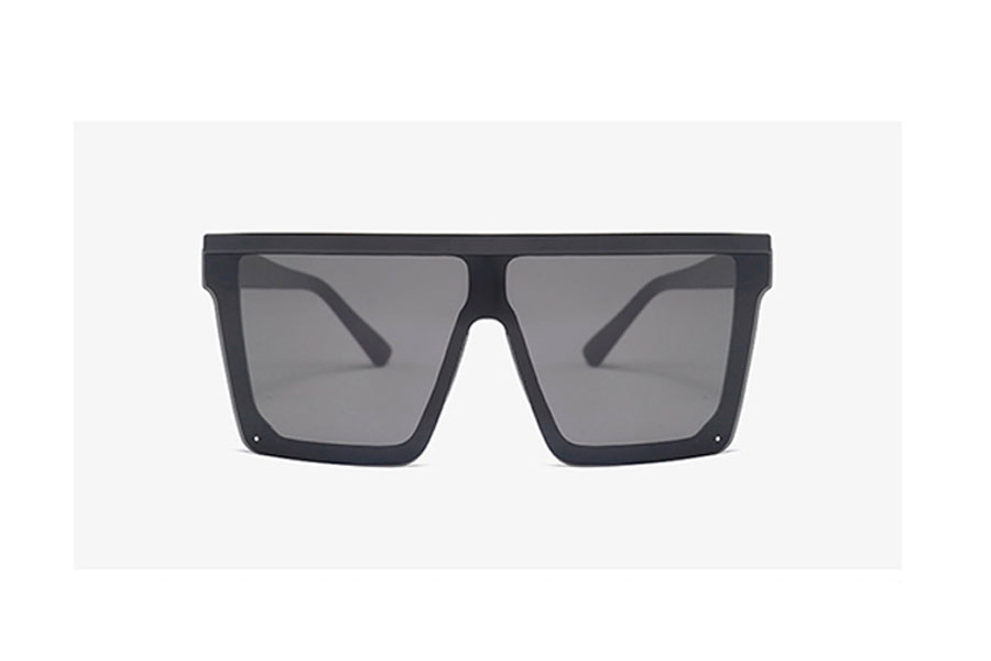 Sort solbrille i kantet design 