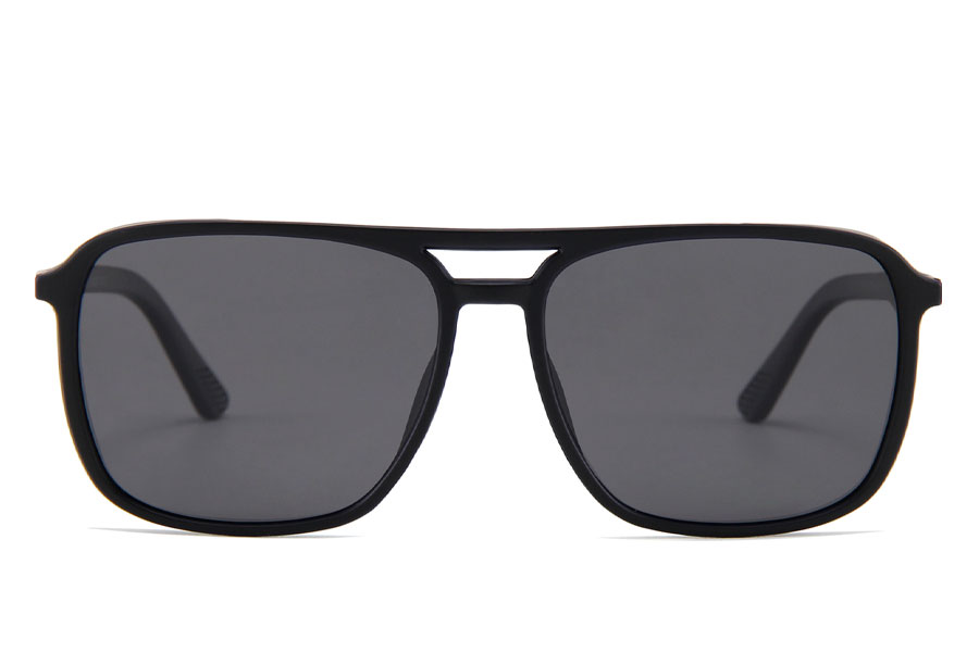 Maskulin Solbrille i mat sort stel med guldfarvet stænger. - accessories.dk - billede 2