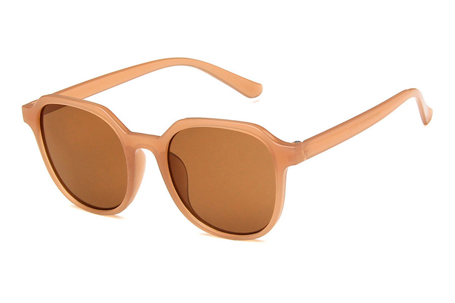 Dame solbrille i smuk jord-farve harmonie.