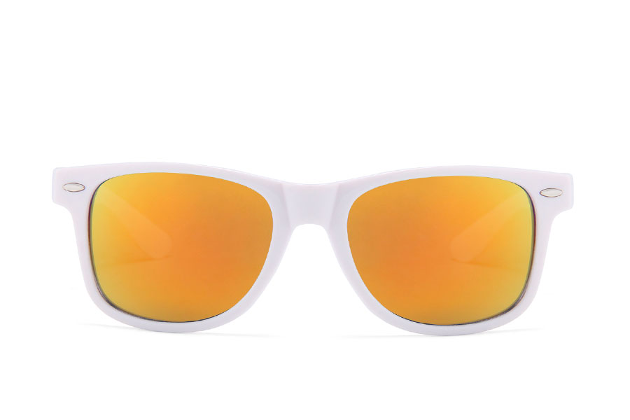 Hvid wayfarer solbrille med gul-orange spejlglas - accessories.dk - billede 2