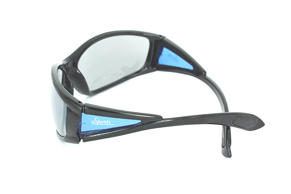 Løbe solbrille i mørkt design med  lyst blåligt glas - accessories.dk - billede 2